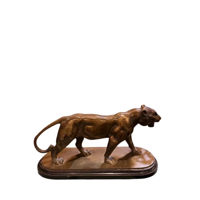 'Queen of the jungle' bronz szobor