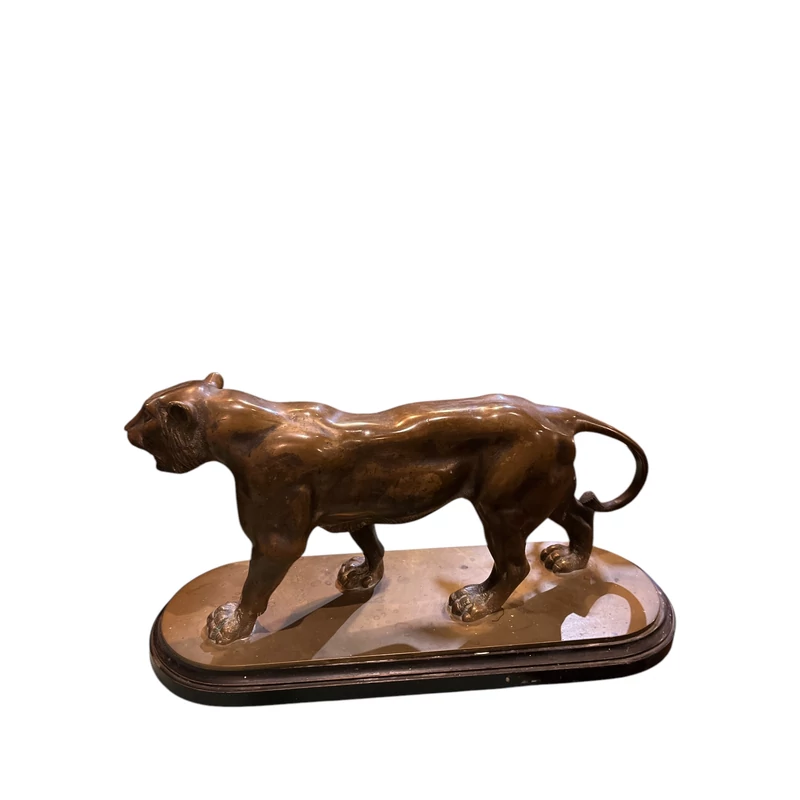 'Queen of the jungle' bronz szobor